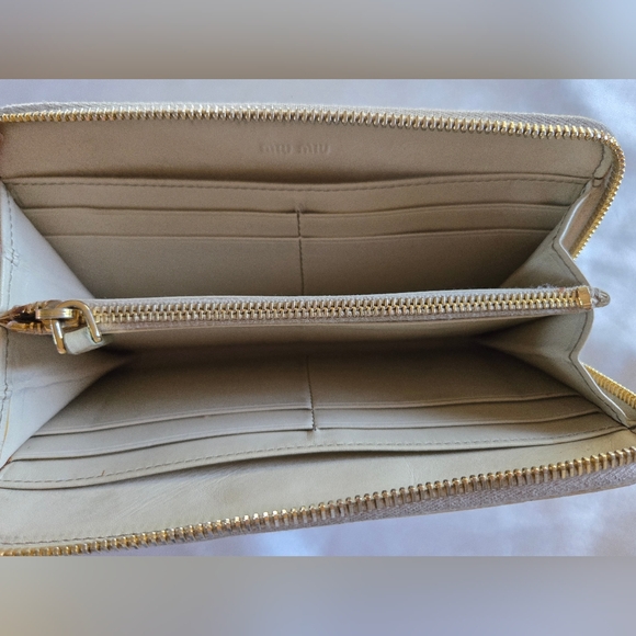 Miu Miu Cream Croc-Embossed Wallet - Picture 11 of 16